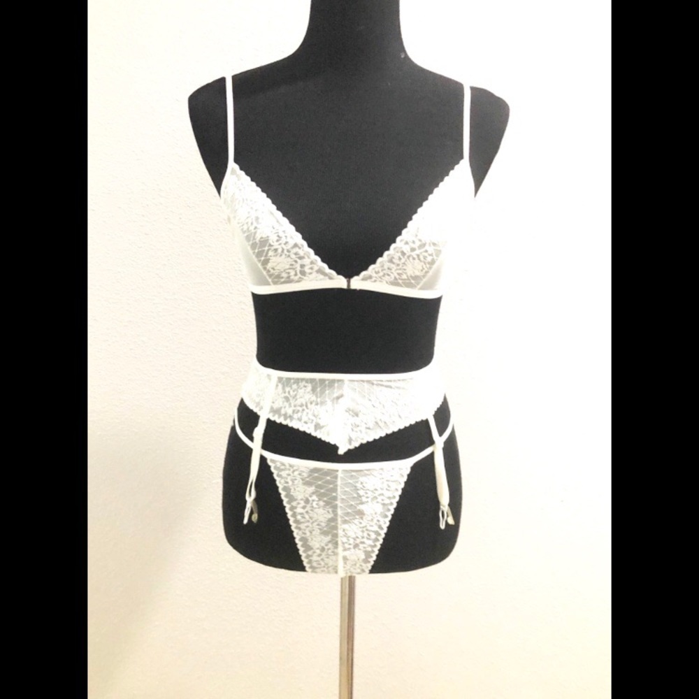 NWOT Victoria’s Secret Complete Set- Bra, G-String & Garter Belt- Off-White
